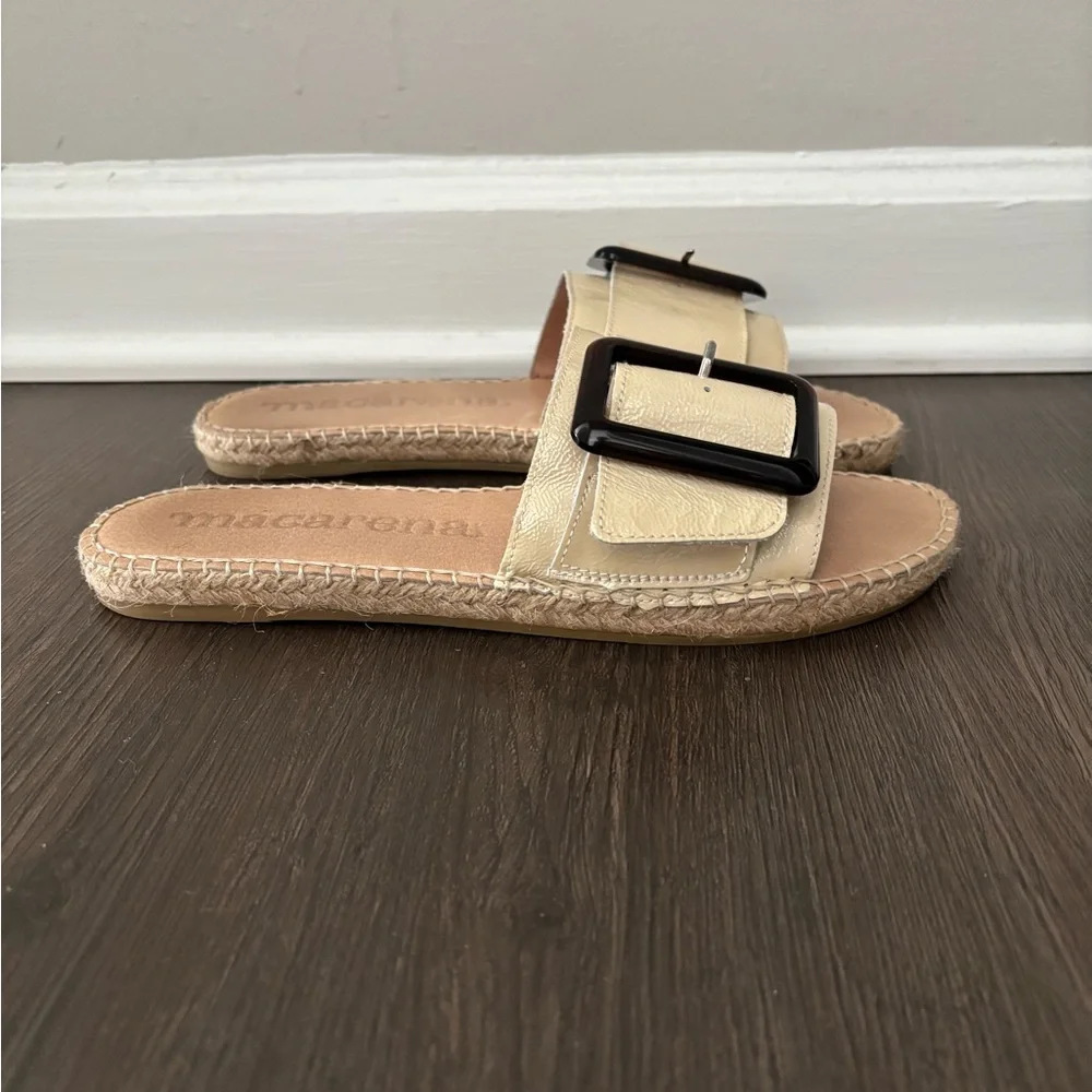 Macarena Patent Leather Cream White Tortoise Buckle Slide Sandals Sz 41 /10